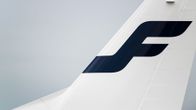 Finnair logo lentokoneen peräsimessä.