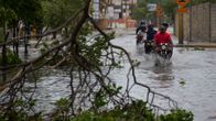 Moottoripyöräilijöitä tulvavedessä Puerto Ricossa