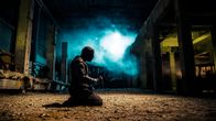 Rendel-elokuvahahmo polvistuneena maahan. 