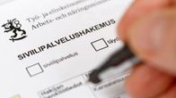Henkilö täyttää siviilipalvelushakemusta.