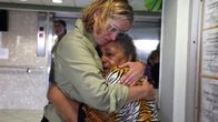 Puerto Ricon pääkaupungin pormestari Carmen Yulin Cruz halasi hirmumyrskystä selvinnyttä vanhusta