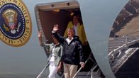 Donald Trump ja Melania Trump astuvat lentokoneesta.