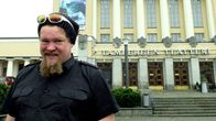 Ville Haapasalo Tampereen teatterin edessä