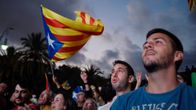 Katalonian itsenäisyyttä kannattavat ihmiset kuuntelivat Carles Puigdemontin puhetta televisiosta Barcelonassa 10. lokakuuta.