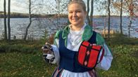 Sini Vento Tammelan puvussa, käsissään Teuvan puvun tasku.