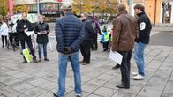 yleisä ja kaupungin edustajia torilla