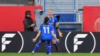 Dagný Brynjarsdóttir ja Hallbera Guðný Gísladóttir juhluivat Islannin 2-1-maalia.