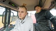 Ylä-Savon Ammattiopiston maatalousalan opiskelijat Jyri Sikanen ja Niko Natunen