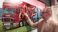 Mies esittelee maalattua kuorma-autoa