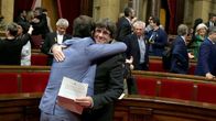 Carles Puigdemont halaa edustajaa.