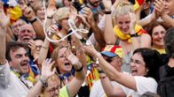 Ihmiset juhlivat kadulla Barcelonassa.