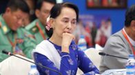 Myanmarin siviilijohtaja Aung San Suu Kyi istuu mietteliäänä.