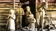 Kun Suomesta tuli Suomi -sarjan pääkuva Luukkosen perheestä Taivalkoskella, joka joutui kesällä 1917 turvautumaan pettuleivän syöntiin. Kuva: Samuli Paulaharju / Museovirasto