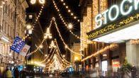 Helsingin Aleksanterinkatu jouluvaloissa.