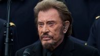 Kasvokuva mustiinpukeutuneesta Johnny Hallydaysta