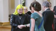 Alma kättelee 