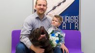 Daniel ja Sauli Furu labradorinnoutajan kanssa.