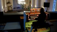 Santeri Kallio soittamassa Paavalinkirko urkuparvella