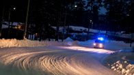Ambulanssi hälytysajossa.