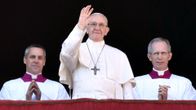 Paavi Franciscus heiluttaa parvekkeelta. 