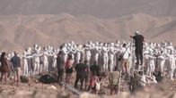 Spencer Tunick sai sadat ihmiset luopumaan vaatteistaan Kuolleenmeren puolesta
