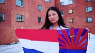 Hser Mular Myanmarin karen-vähemmistön lipun kanssa