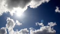 Solen tittar fram bakom moln.