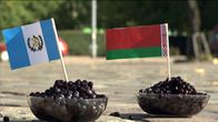 Mustikkakulhot, joissa Valko-Venäjän ja Guatemalan liput