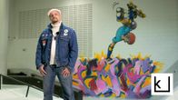 Pete Hende Nieminen skeittihallin graffitin edessä.