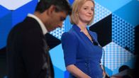 Television väittelyohjelman lavasteissa kuvan etualalla tummiin pukeutunut Britannian pääministeriehdokas Rishi Sunak ja taustalla ulkoministeri Liz Truss sinisessä asussa.