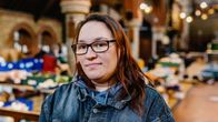 Lontoolainen perheenäiti Kirsty Earlsfieldin ruokapankissa.