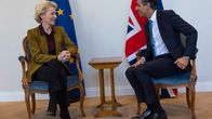 Ursula von der Leyen istuu toisessa tuolissa, toisessa istuu Britannian pääministeri Rishi Sunak. 