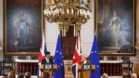Britannian pääministeri ja EU-komission puheenjohtaja keskustelevat tiedotustilaisuudessa Windsorissa.