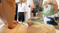 Rishi Sunak seuraa sairaalassa elvytyksen harjoittelua nukella.