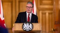 Keir Starmer puhujapöntön takana.