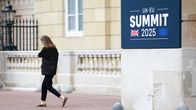  Banderolli Lancaster Housessa ennen EU:n ja Yhdistyneen kuningaskunnan huippukokousta Lontoossa.