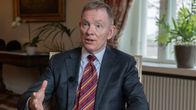 Sir Chris Bryant istuu tuolilla.