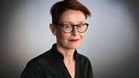 Tietokirjailija Asta Leppä poseeraa kameralle.