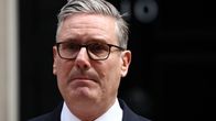 Britannian viimeisin pääministeri Keir Starmer näyttää surulliselta.