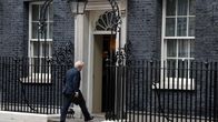 Boris Johnson går in i 10 Downing Street.