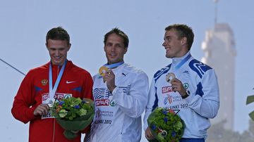 Keihään mitalikolmikko palkintojenjaossa.