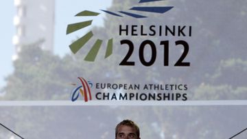 Ari Mannio palkintopallin takana odottamassa.