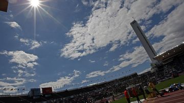 Aurinko paistaa olympiastadionilla.