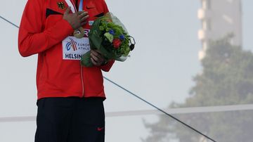 Pascal Behrenbruch korkeimmalla palkintokorokkeella.