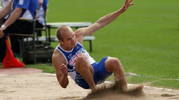 Mikko Kivinen hyppää.
