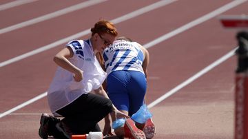 Mikko Kivisen jalkaa hoidetaan radalla.