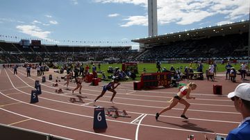 200 metrin juoksijat lähtevät liikkeelle.