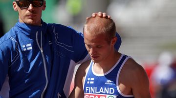 Tommi Evilä lohduttaa Mikko Kivistä.