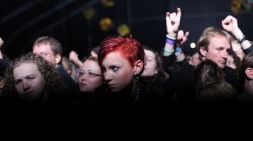 Yleisöä Sulo-klubilla Ilosaarirockissa.