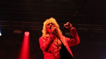 Michael Monroe esiintyy Ilosaaren Sulo-klubilla.